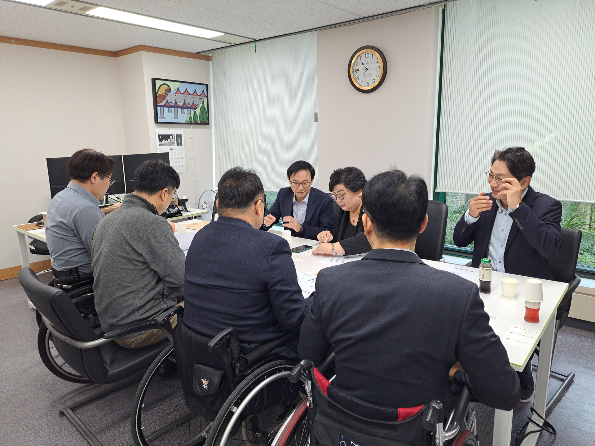 (사)대한한의사협회와의 간담회 참가자 사진, 왼쪽부터 장총련 최용준 팀장, DPI 김영욱 사무처장, 장총련 이영석 상임대표, 정의철 사무총장, 뒤, 왼쪽으로부터 대한한의사협회 이상용 국장, 박소연 부회장, 오중석 정책전문위원@한국장애인단체총연합회 