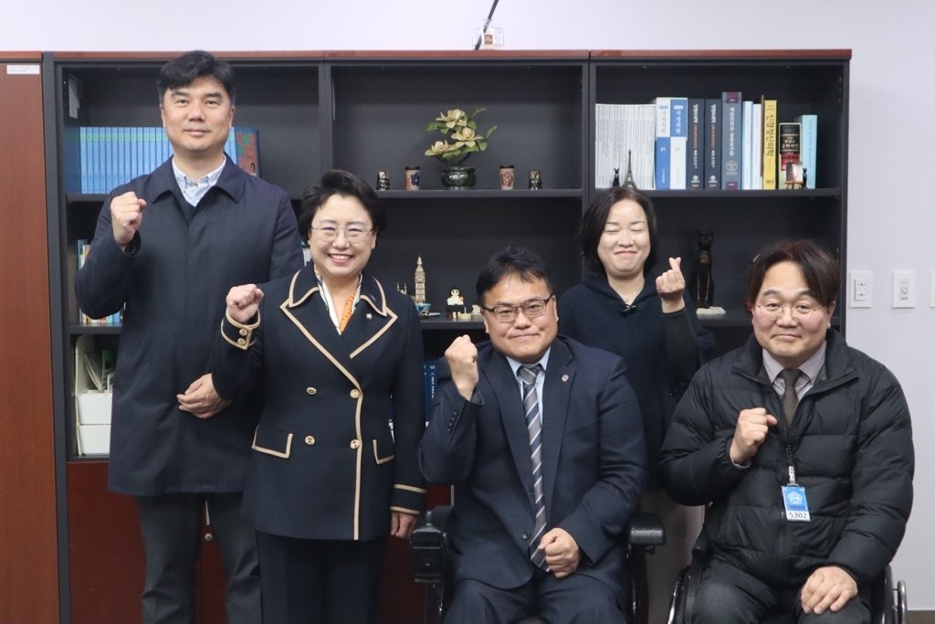 참석자 단체사진 왼쪽부터 DPI 김영욱 사무처장, 김선민 국회의원, 장총련 이영석 상임대표, 김선민 보좌관, 최용준 팀장@장총련