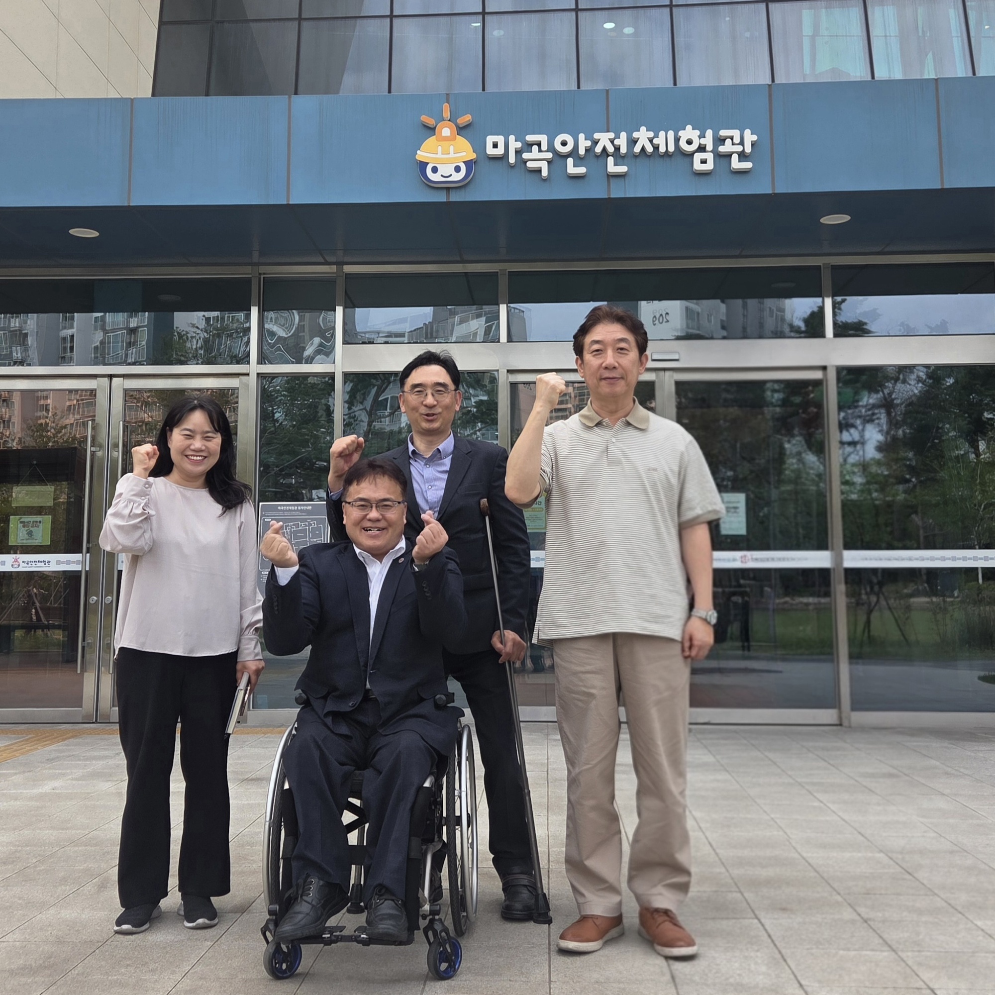 ▲ 마곡안전체험관 방문 기념사진. (왼쪽부터) 마곡안전체험관 실무자, 장총련 이영석 상임대표, 정의철 사무총장, 마곡안전체험관 허용하 관장