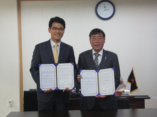 한국장애인단체총연합회 법무법인 인본과 MOU 체결 _협약을 마치고 기념촬영을 하고 있는 한국장애인단체총연합회 김완배 상임대표와 법무법인 정한철 대표 @한국장애인단체총연합회