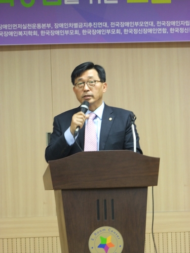 정신장애인의 권리보장과 지역사회통합을 위한 토론회 -인사말을 하고 있는 김춘진 보건복지위원장 @한국장애인단체총연합회
