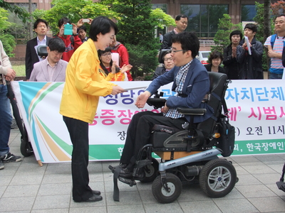 중증장애인 IL인턴제 시범사업 제안 기자회견 _공약집을 정의당에게 전달하는 정연옥 소장 @한국장애인단체총연합회