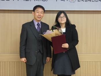 2014 장애인복지대상 활동가상 시상식 -기념촬영을 하고 있는 수상자 강인영과 복지부 양종수 과장 @한국장애인단체총연합회