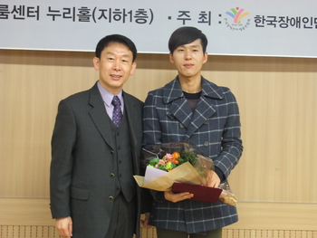 2014 장애인복지대상 활동가상 시상식 -기념촬영을 하고 있는 수상자 주재민과 복지부 양종수 과장 @한국장애인단체총연합회