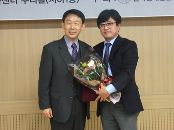 2014 장애인복지대상 활동가상 시상식 -기념촬영을 하고 있는 수상자 문선우와 복지부 양종수 과장 @한국장애인단체총연합회 