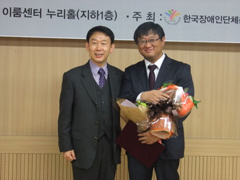 2014 장애인복지대상 활동가상 시상식 -기념촬영을 하고 있는 수상자 김영근과 복지부 양종수 과장 @한국장애인단체총연합회