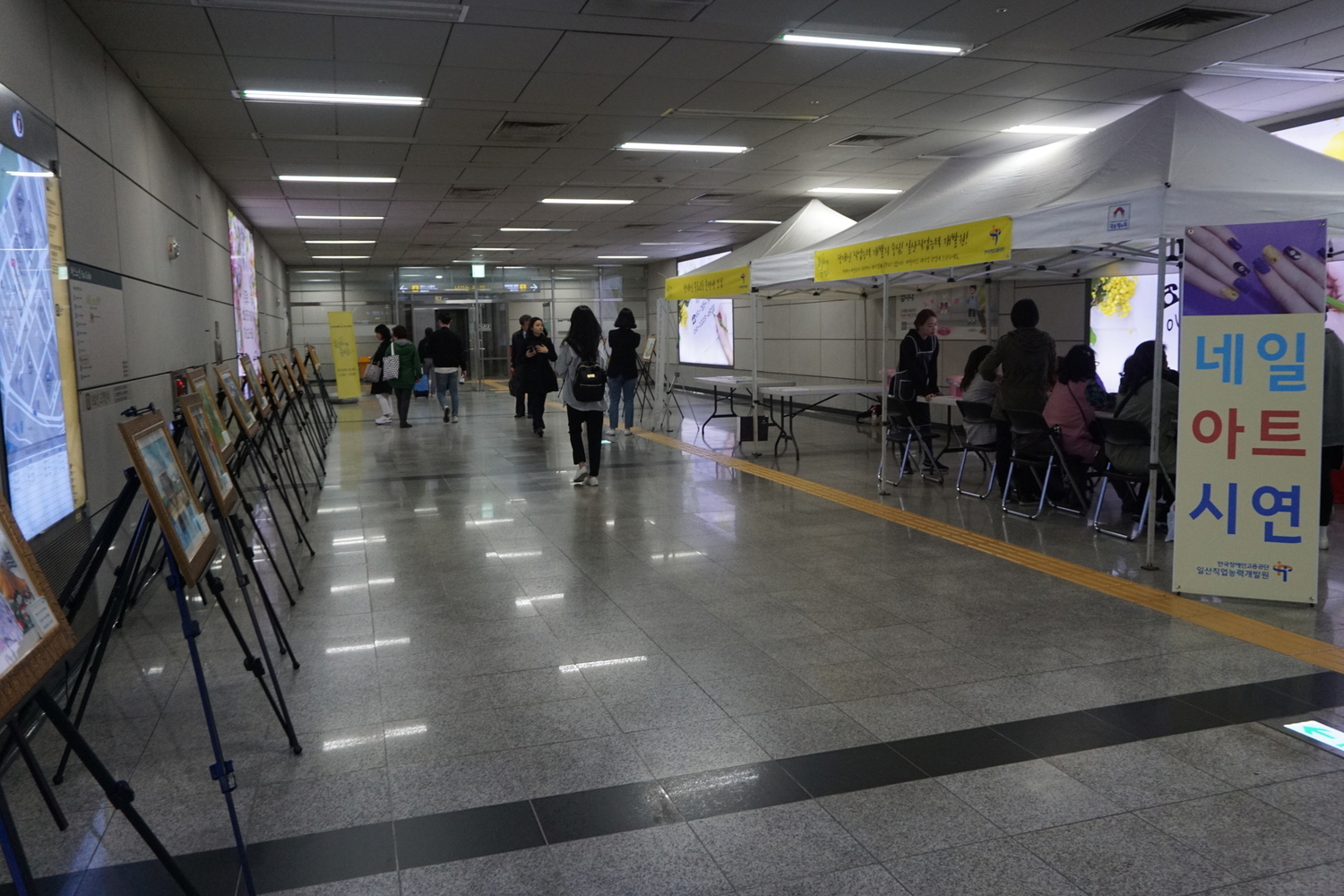 제39회 장애인의 날 야외행사 _지하철 역사 내 네일 아트 시연 사진 @한국장애인단체총연합회