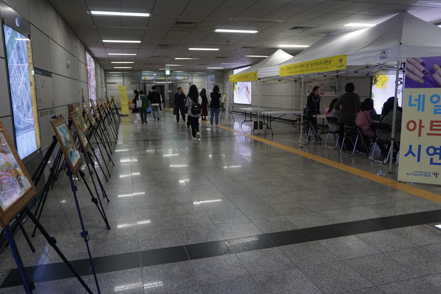 제39회 장애인의 날 야외행사 _지하철 역사 내 네일아트시연 사진 @한국장애인단체총연합회
