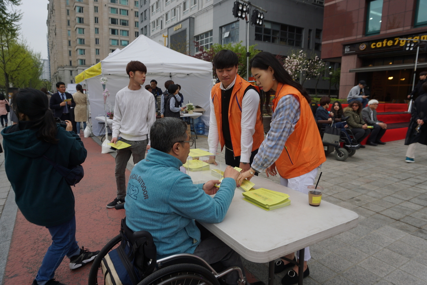 제39회 장애인의 날 야외행사 _이룸센터 앞 행사 진행 중 사진 @한국장애인단체총연합회